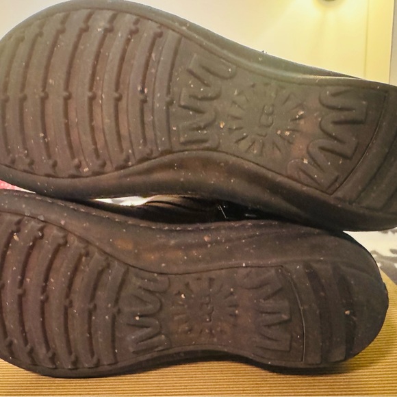 Uggs Boots size 7 - Picture 11 of 14